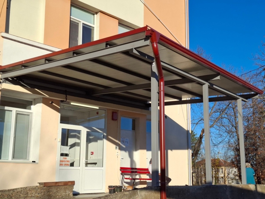Завършен е новият навес пред Спешното отделение на МБАЛ – Берковица