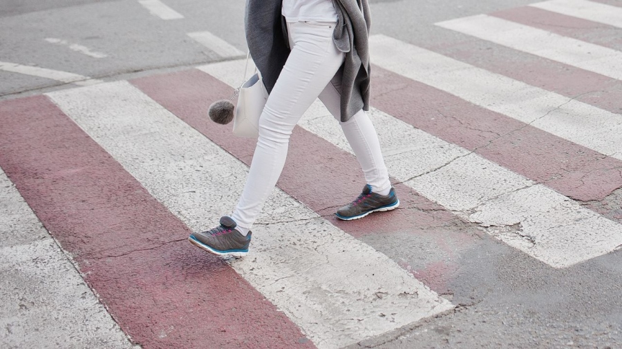 Тийнейджърка е в болница, блъснала я кола на пешеходна пътека в Монтана