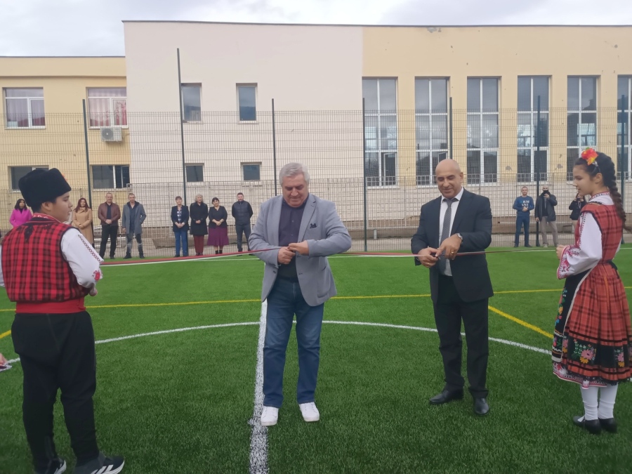 Нова спортна площадка откриха в ОУ „Христо Ботев“ - Мездра