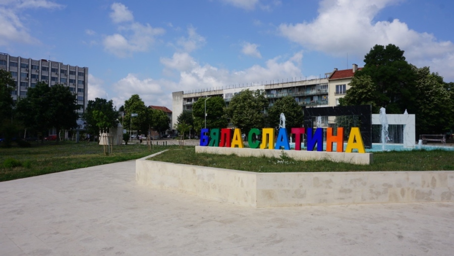 С пари от Европа, държавата и собствения си бюджет Бяла Слатина ремонтира улици, стадион, водопроводи, училища и забавачки