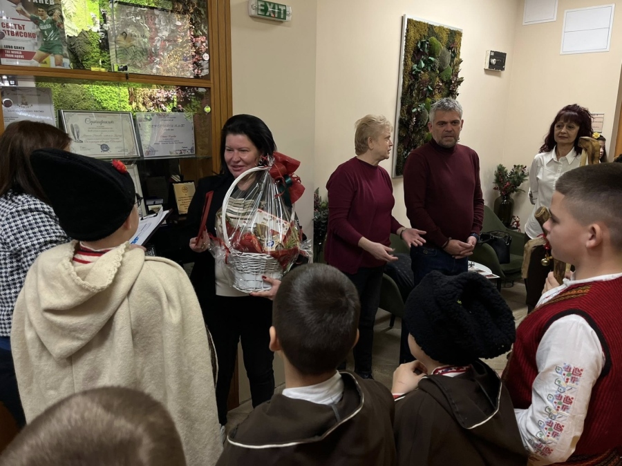 Коледари създадоха празнично настроение в Община Козлодуй 