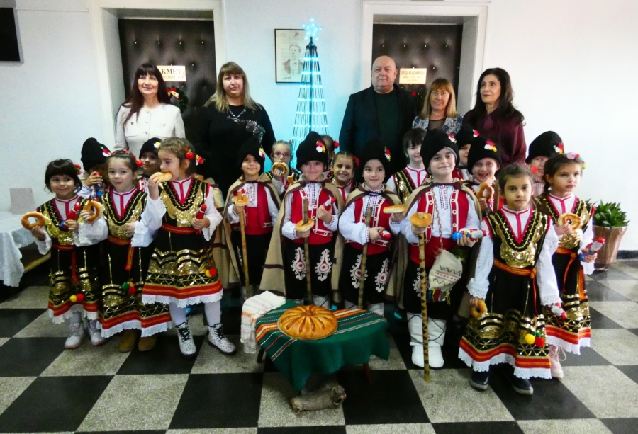 Коледарска дружина благослови за здраве и благополучие Община Лом