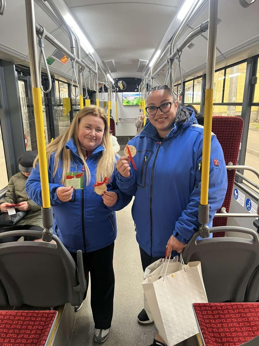 Пътниците в тролеите на Враца се прибраха у дома с играчки за елха и коледни картички