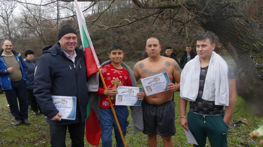Спасиха Богоявленския кръст в село Ружинци