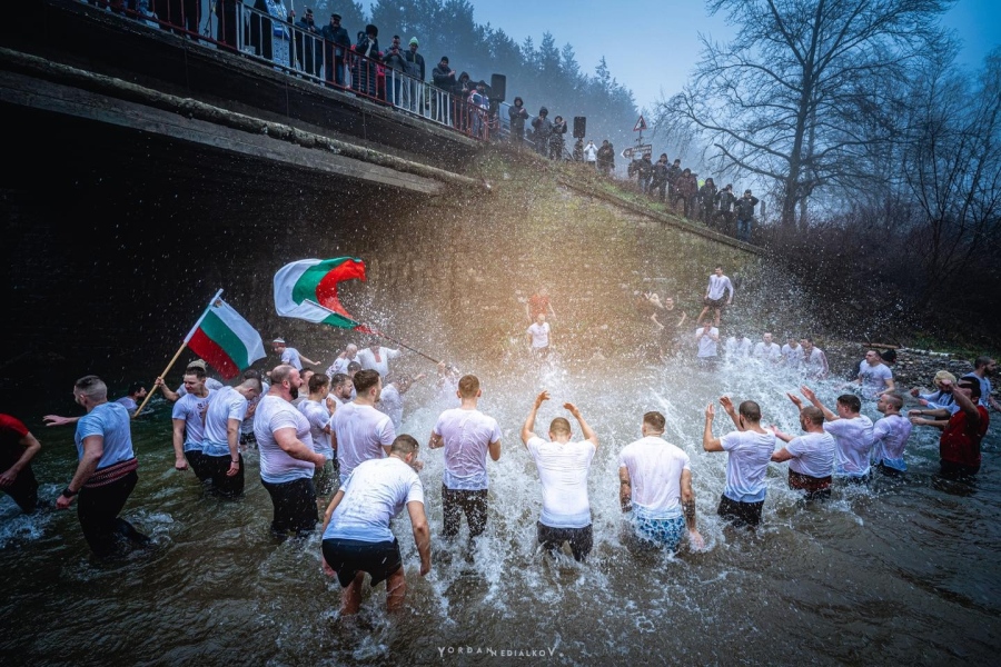Богоявленският ритуал във Враца събра десетки участници