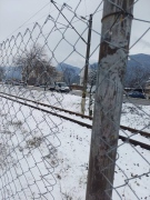 Срязаха новата ограда край жп линията във Враца 