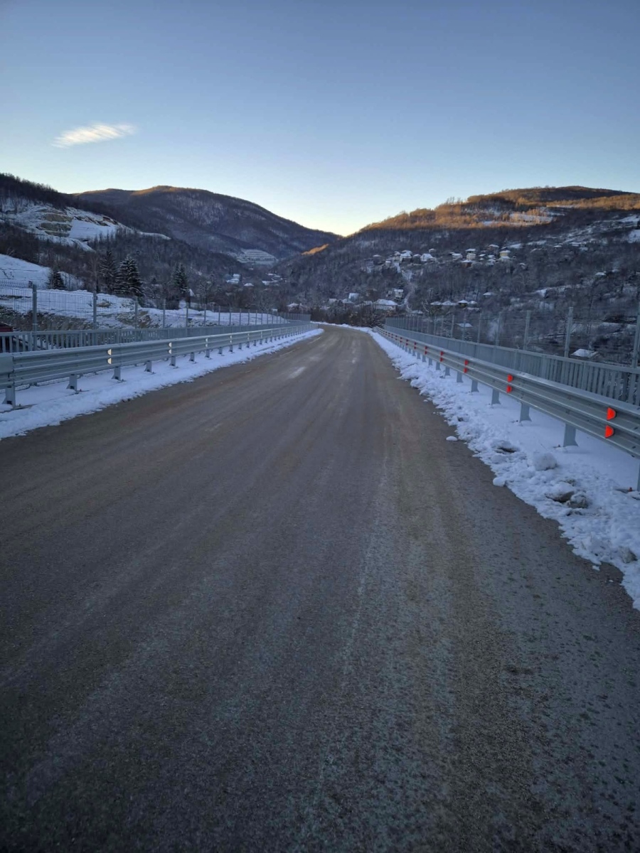 Продължава снегопочистването и опесъчаването на пътищата от IV-класната пътна мрежа на територията на община Мездра