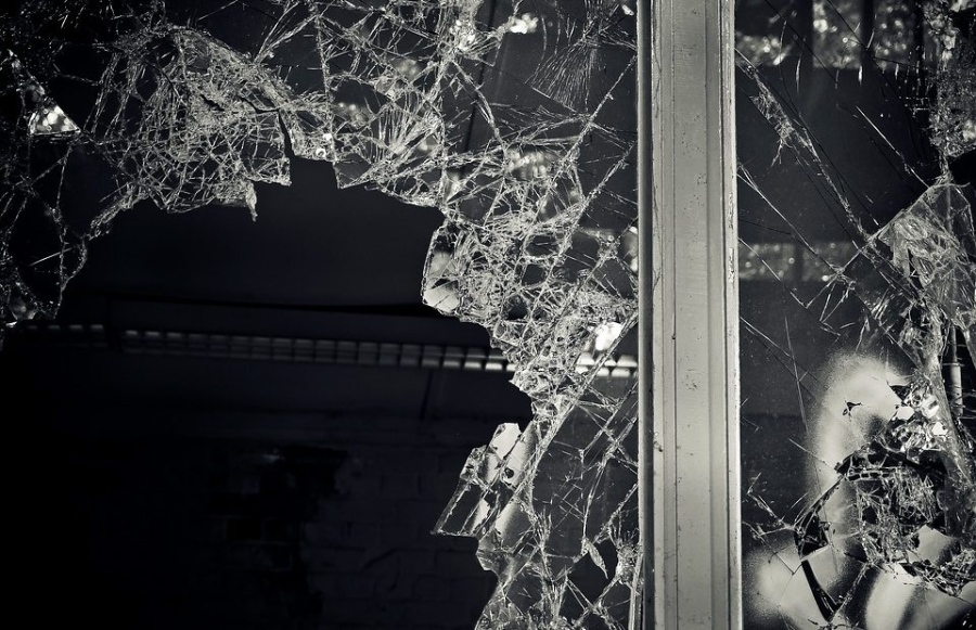 Апаш разби с камък селски магазин и задигна 80 евро