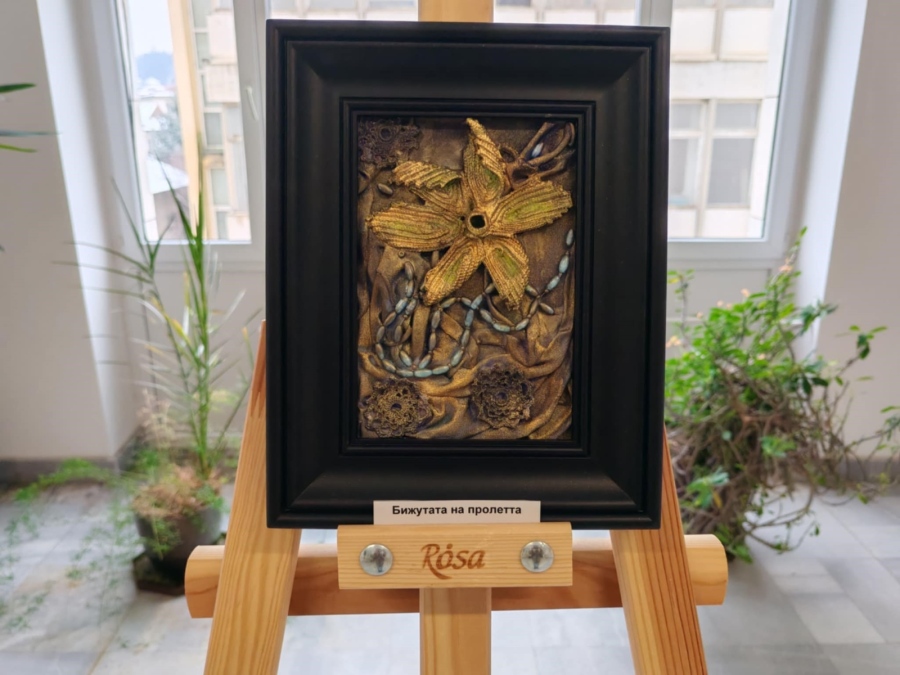 Светла Дамяновска подреди изложба живопис в Община Мездра под наслов „Вълшебната гора“ 