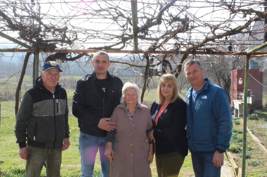 Кметът на Бяла Слатина инж. Иво Цветков поздрави 100-годишна жителка на село Галиче