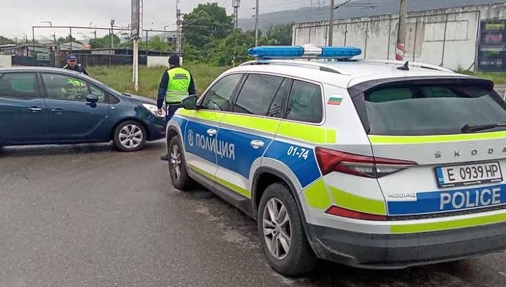 Хванаха неправоспособен водач подкарал автомобил