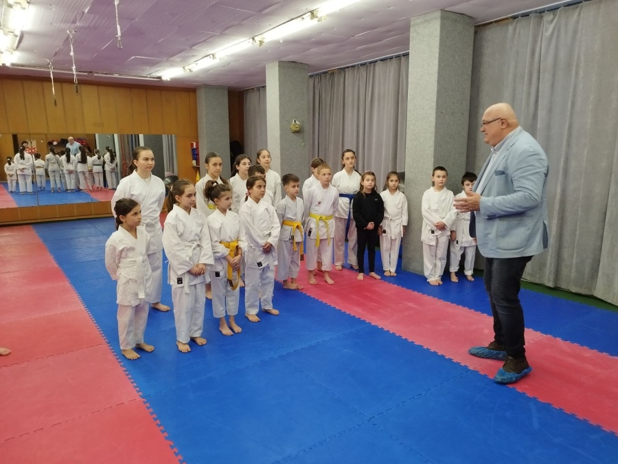 Кметът д-р Ценков и зам.-кметът Борисова връчиха сертификати на състезатели от видинския клуб по бойни изкуства