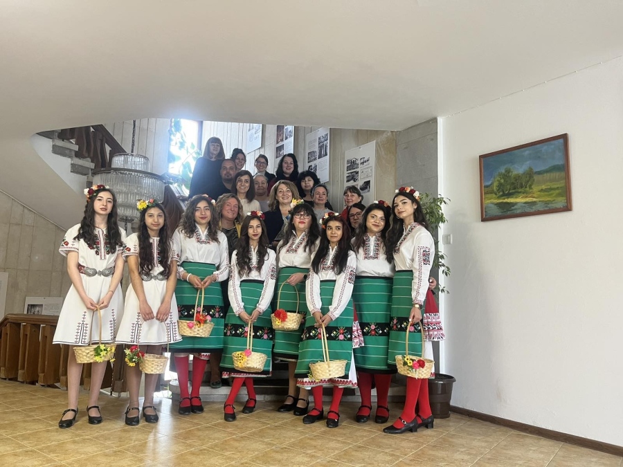 Лазарки внесоха празнично настроение в РУО – Враца! 