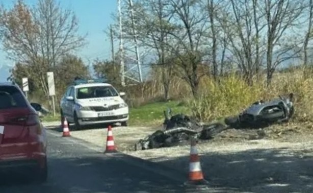 Тежка катастрофа с мотор на Е-79: жена в кома след удар край Лютидол