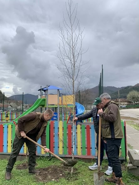 ДЛС „Витиня“ и доброволци обединиха усилия за по-чиста природа