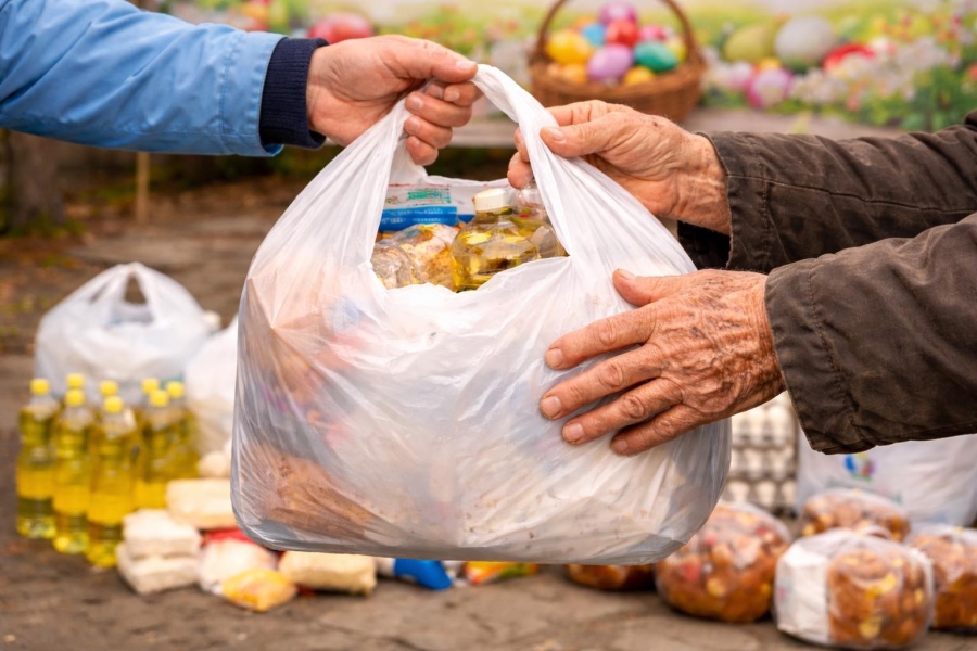 67 възрастни хора от община Козлодуй получиха празнични пакети за Великден 