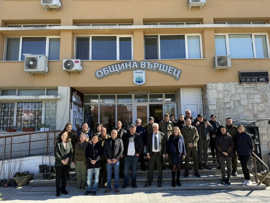 ТП ДГС Берковица засажда фиданки във Вършец – за по-зелена и красива градска среда