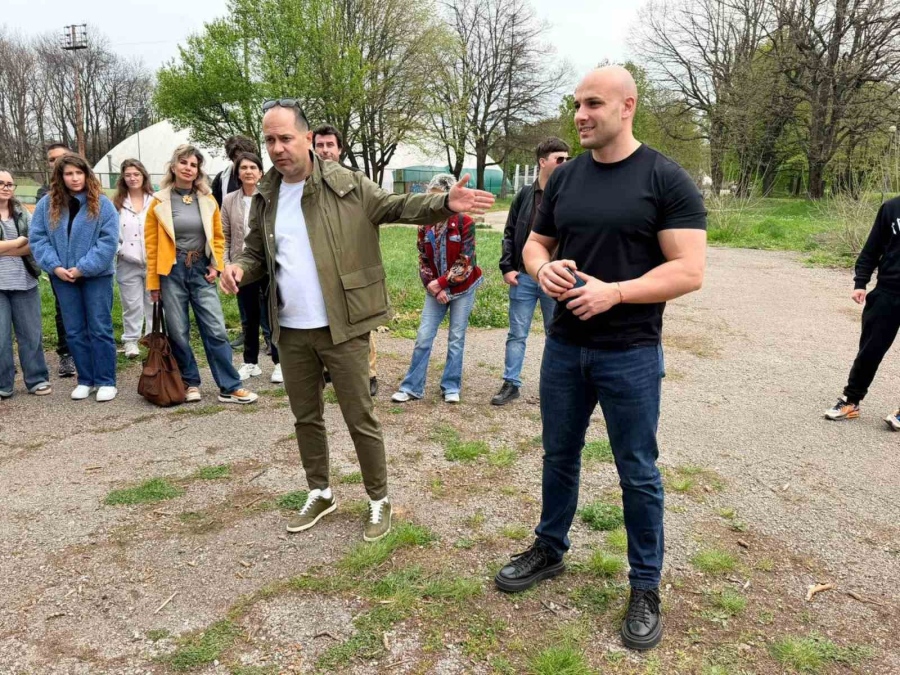 Випускници от Враца засадиха алея 150 японски вишни с послание 