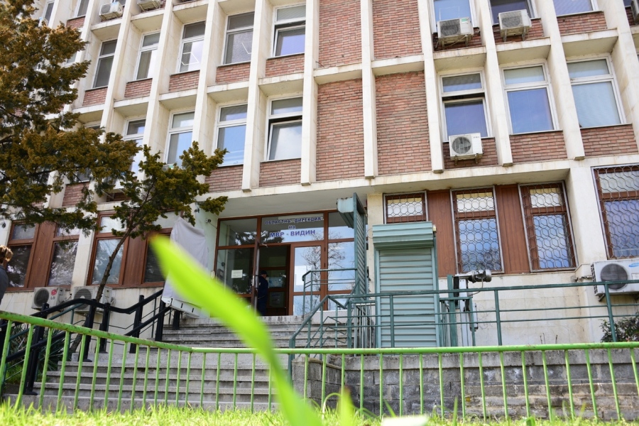 Гишетата в паспортните служби ще работят на 18 април