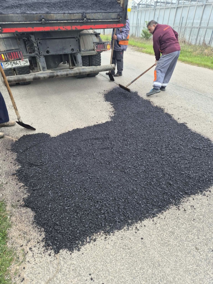 Започна „изкърпване“ на градските улици в Мездра и на междуселищни пътища в общината 