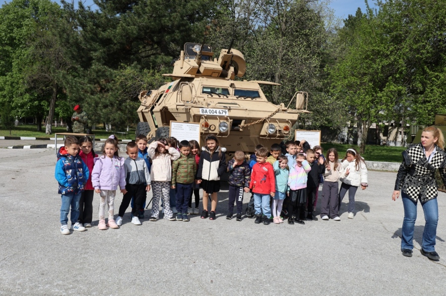 Хиляди деца посетиха Врачанското военно формирование