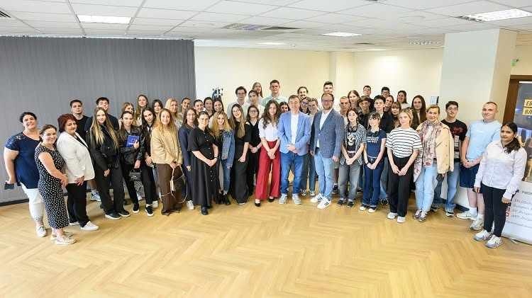 Ученици от Берковица взеха участие в10-годишнината на Програмата за училища – посланици на Европейския парламент