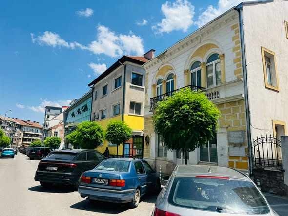 Грижата за зелените площи и чистотата на Враца продължава 