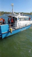 Гранични полицаи евакуират пътниците от кораб, заседнал в река Дунав до Видин