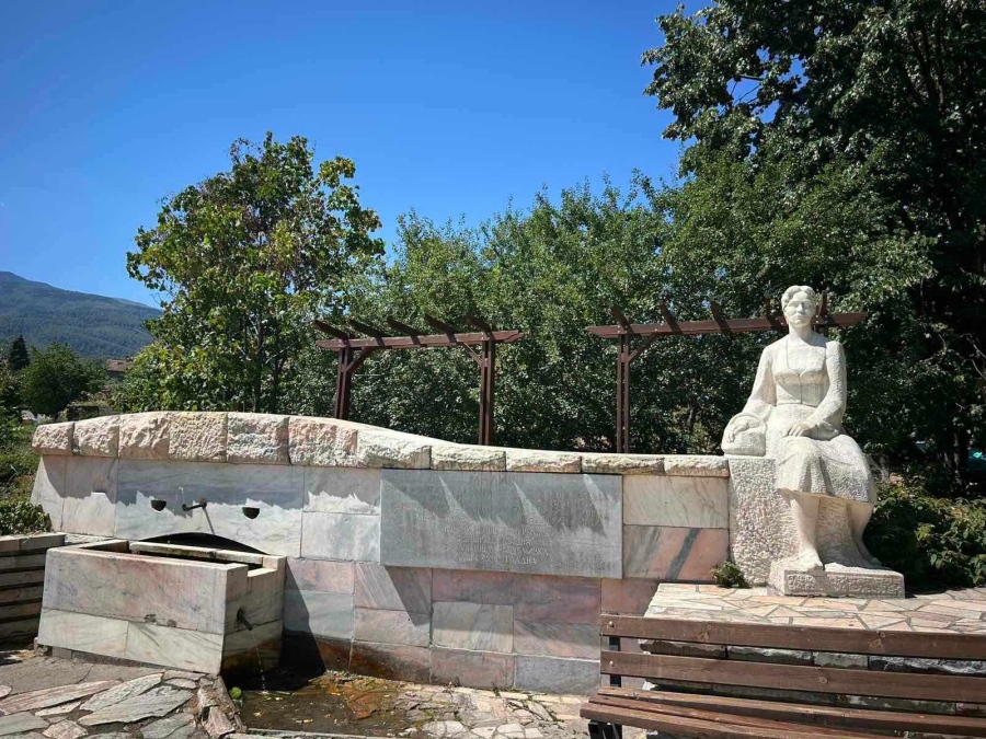Възстановиха скулптурата на „Малинарката“ в Берковица