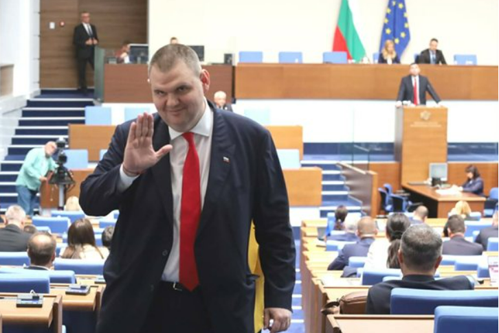 Пеевски към Радев: Покажи фактурите за платените ми полети, ако не - оставка