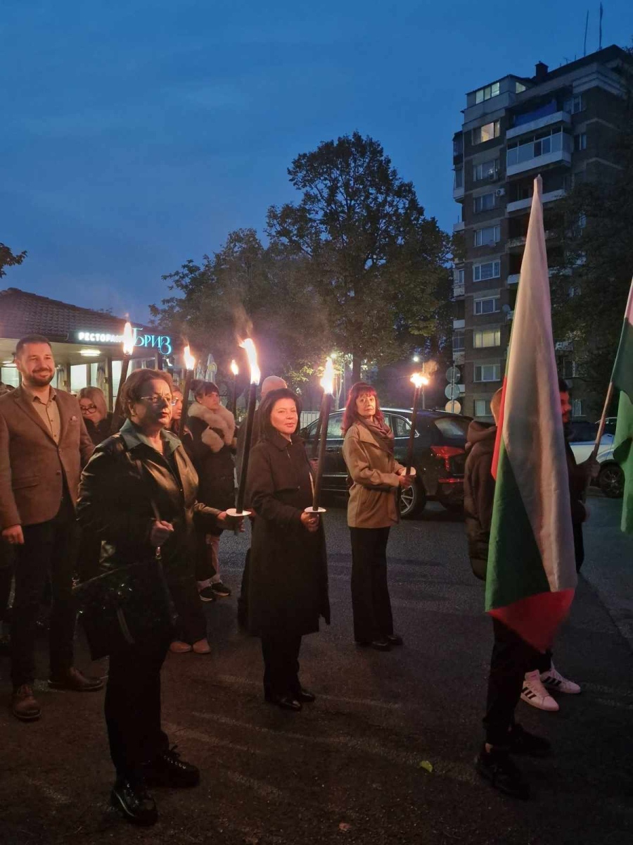 С факелно шествие и празнична програма Козлодуй отбеляза Деня на народните будители 