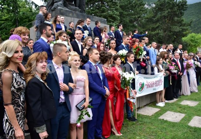 СНИМКИ Балът на Езиковата гимназия плени Враца