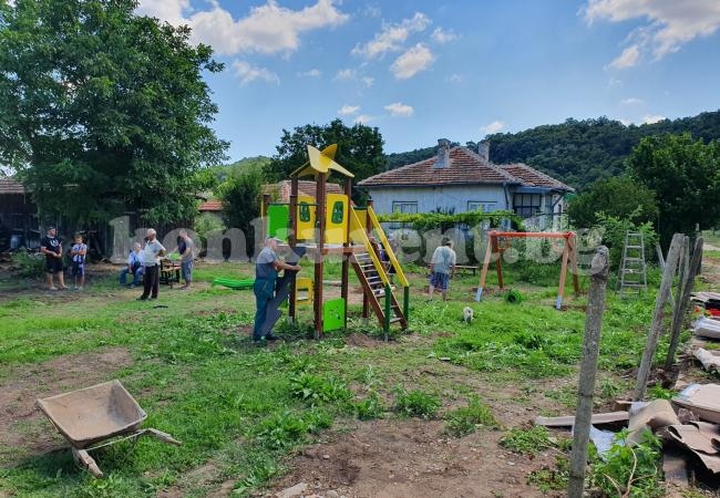 В Дражинци вече се радват на нова детска площадка