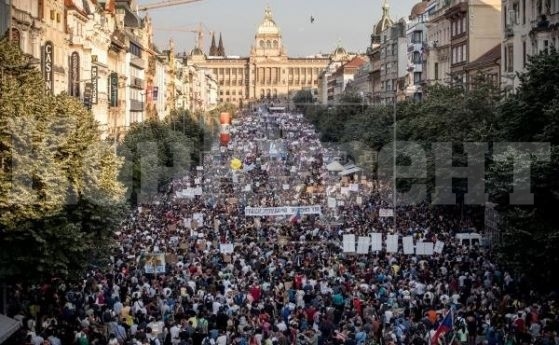 Многохиляден протест в Прага срещу президента Земан