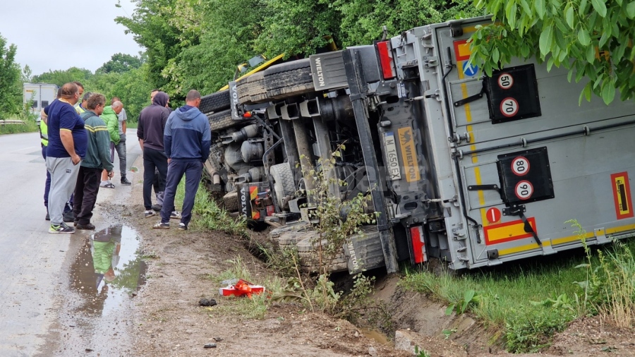 Монтански камион разпиля тор край язовир „Дъбника“ СНИМКИ