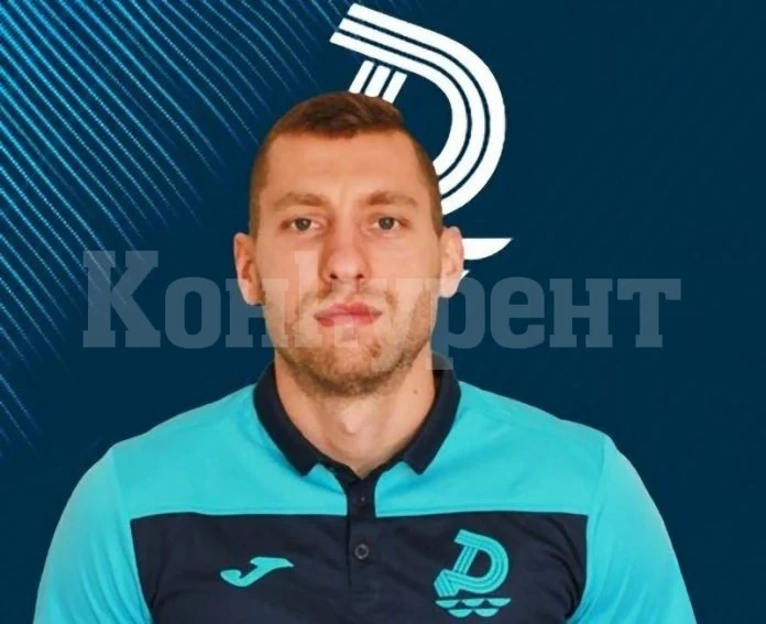 Защитник се премести от \