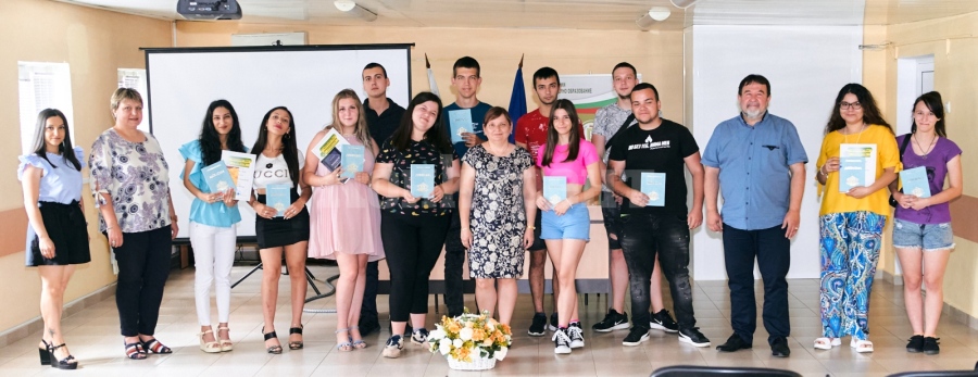 Зрелостниците от СУ „Васил Кънчов“-Враца получиха своите дипломи за средно образование