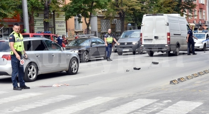 Кръв на пътя! Кола помете пешеходка във Видин