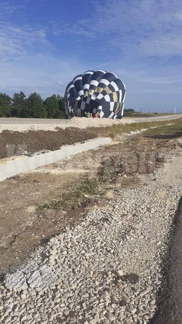 Зрелищна ситуация на Е-79! Французи с румънски балон аварираха насред пътя СНИМКИ