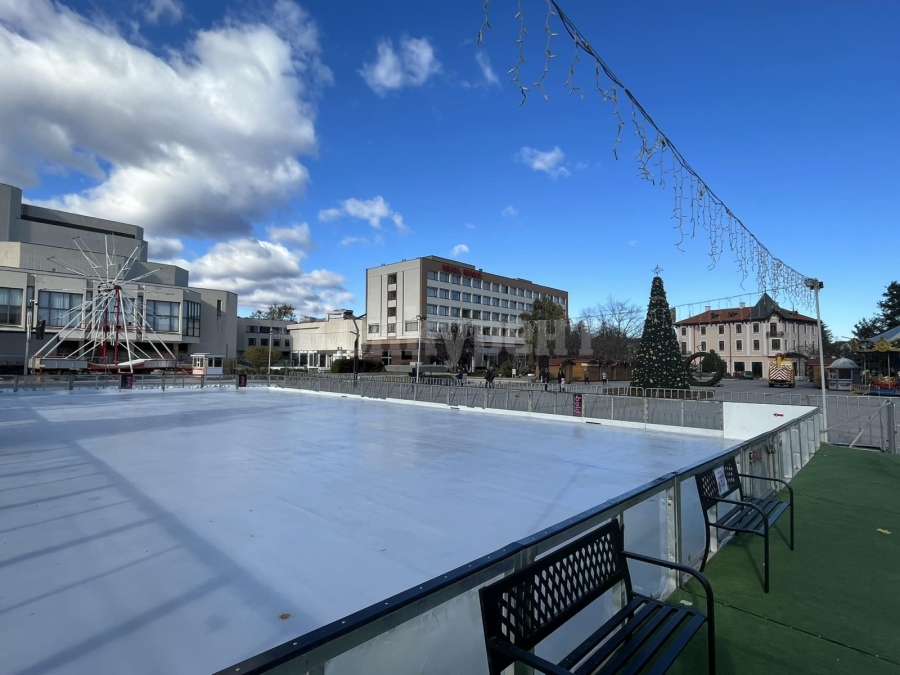 Отлагат временно откриването на ледената пързалка във Враца