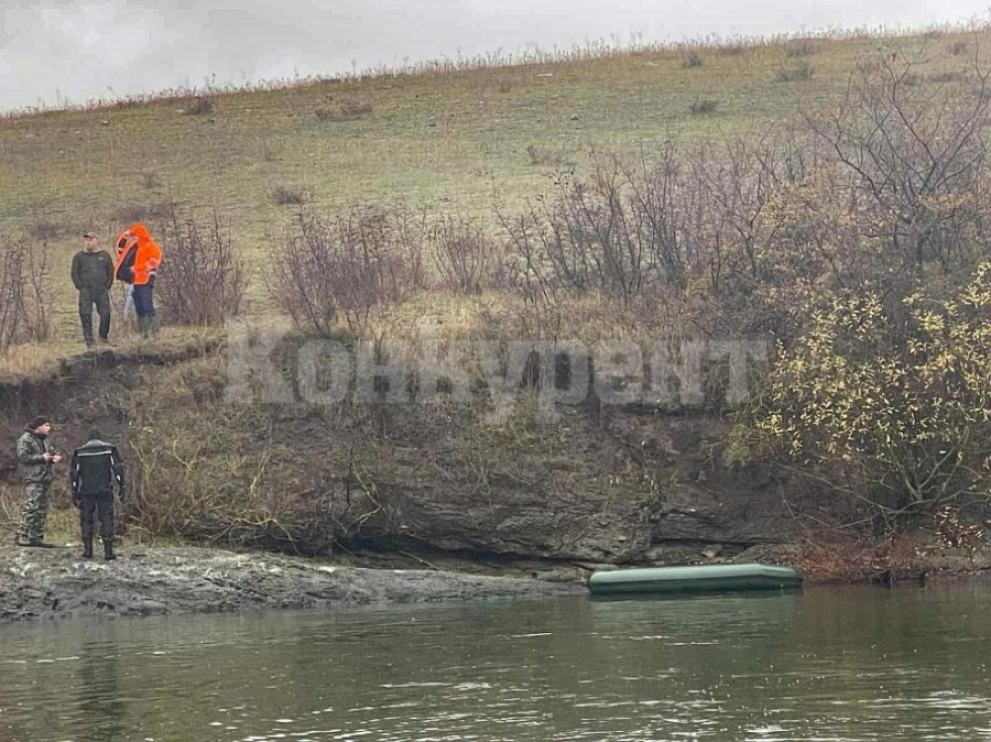 Откриха лодката на изчезналите рибари в Мандренското езеро 