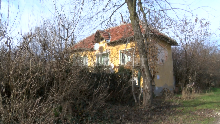„Където дишат страх“ – разказ за изоставените българи, които подпират вратите си с брадви и опасват къщите си с вериги