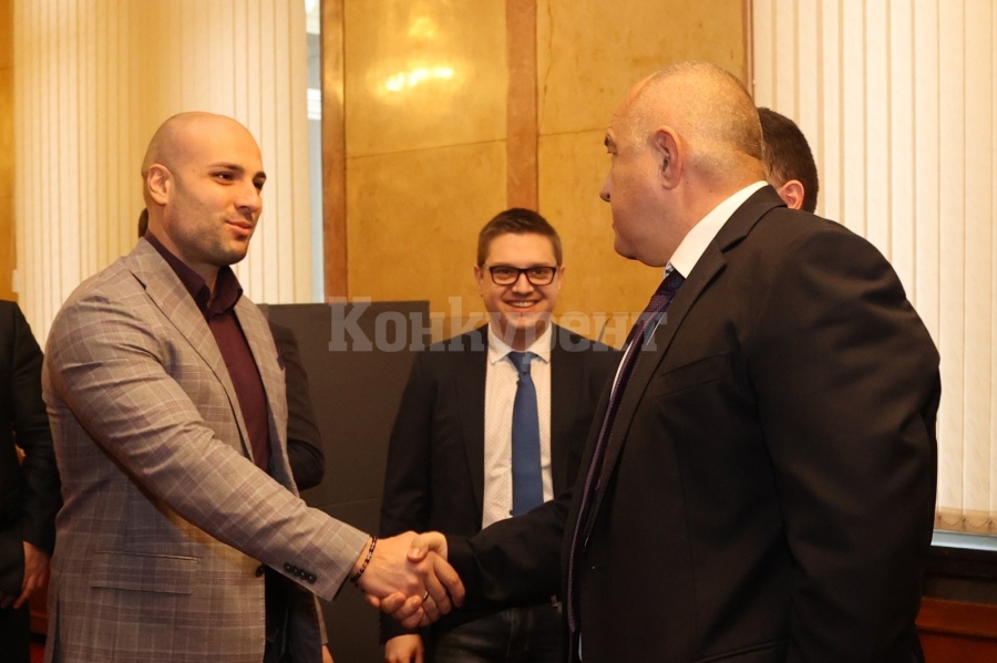 Мартин Харизанов посрещна Борисов в парламента СНИМКИ