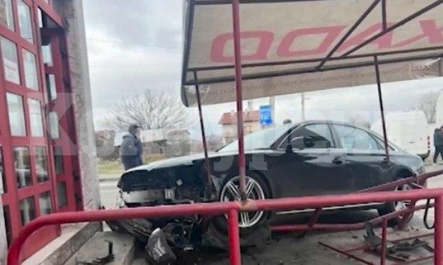 Кола се вряза в магазин на оживена улица в София