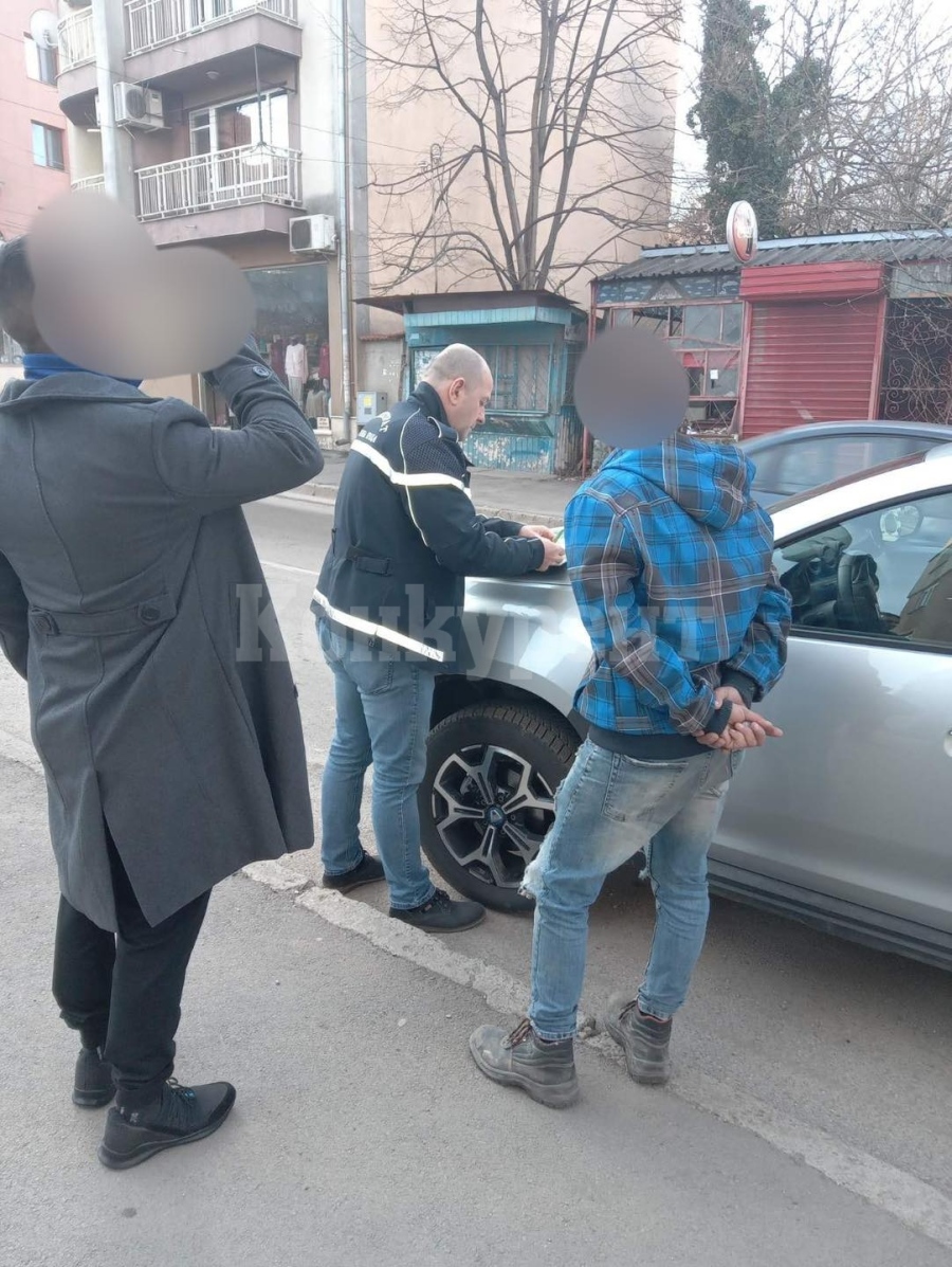 Санкционираха лица, разлепващи рекламни материали във Враца СНИМКИ