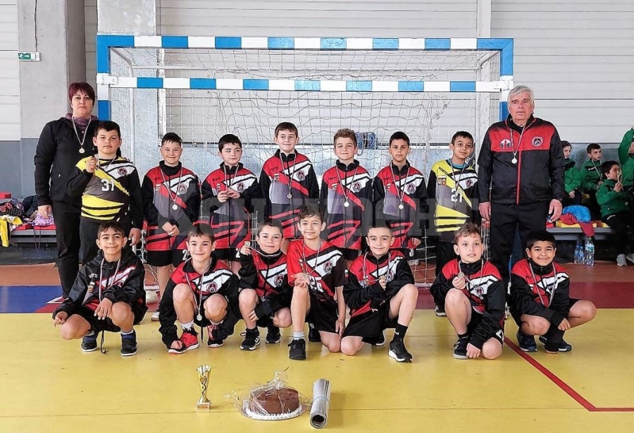 Подгответата на ХК Локомотив (Мездра) - момчета до 10 г. взеха участие в турнир по мини хандбал в столицата 