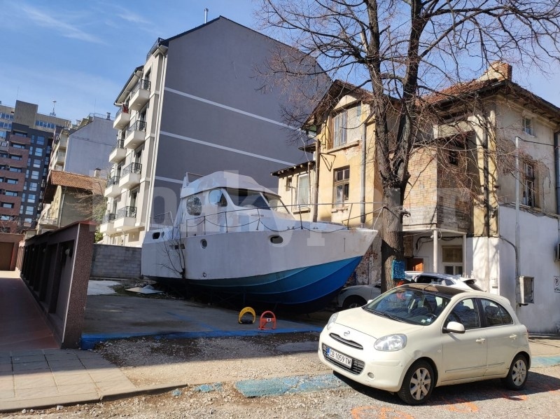 Може ли да ви блъсне яхта в София? Трудно, но може да живеете в нея