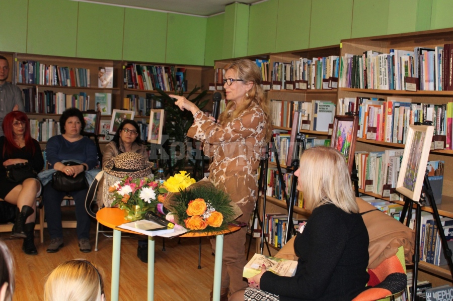 Мадлен Алгафари предизвика фурор в библиотеката във Враца СНИМКИ