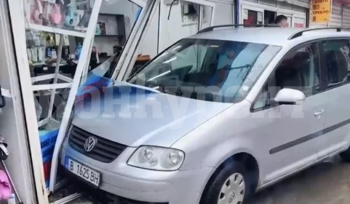 Кола се вряза в магазин на оживен пазар във Варна