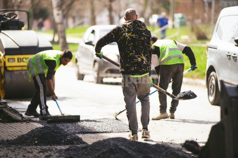 Започна текущ ремонт на комрометирани участъци от първостепенната улична мрежа в Мездра СНИМКИ